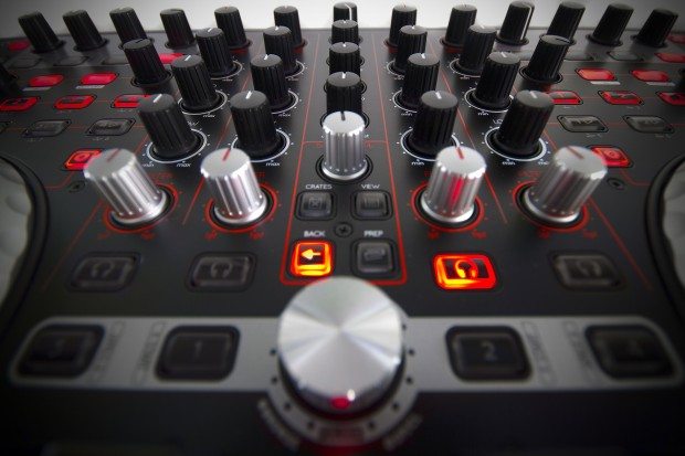 Reloop Terminal 4 Mix DJ Controller Review (11)