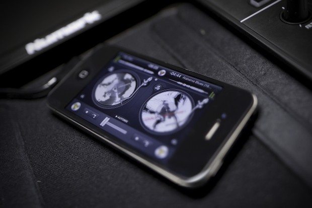 Numark IDJ Pro iOS iPad DJ Controller (2)