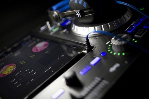 Numark IDJ Pro iOS iPad DJ Controller (7)