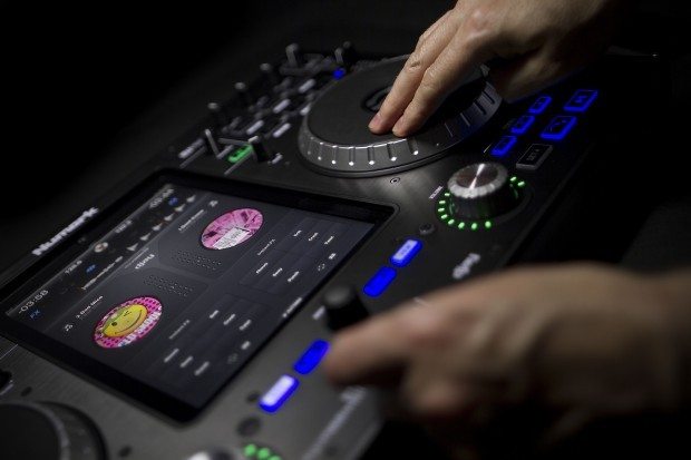 Numark IDJ Pro iOS iPad DJ Controller (6)