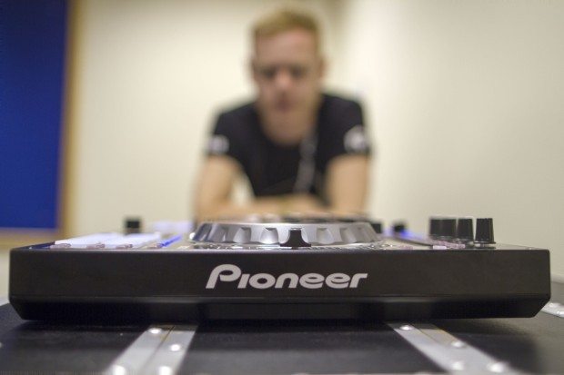 Pioneer DDJ-SX Serato DJ Controller (16)