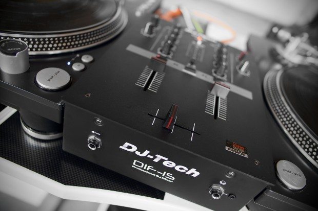DJ Tech DIF-1S Scratch Mixer with mini innofader review (11)