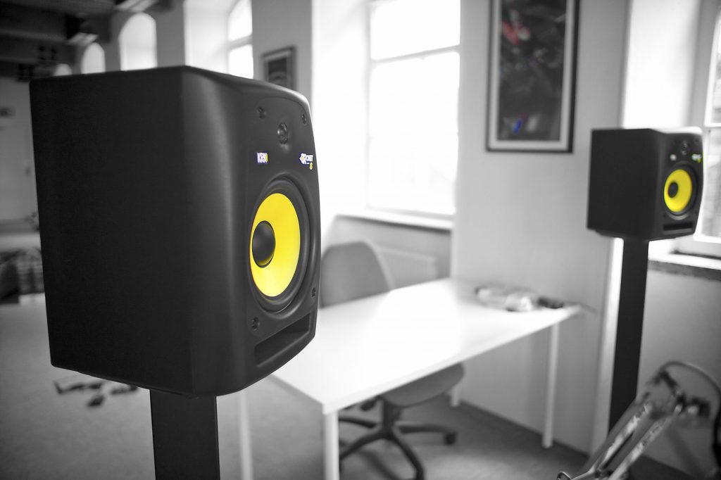 DJ studio monitor group test krk rokit 8