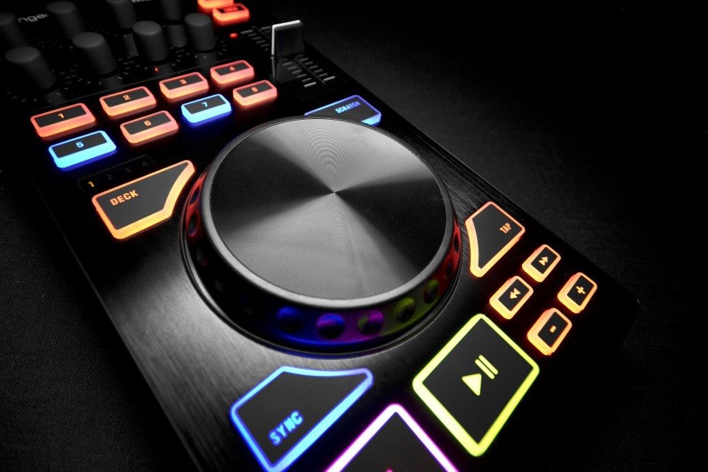 Behringer CMD Micro DJ Controller Review (9)