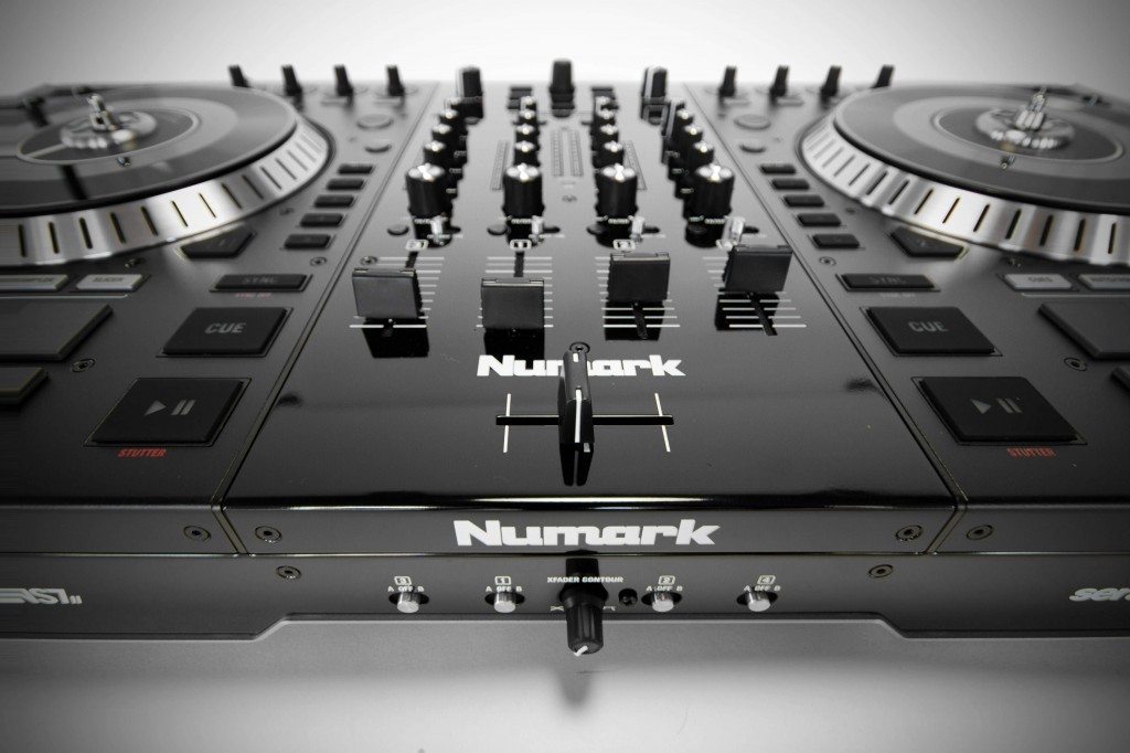 Numark NS7 II unboxing and first impressions (21)