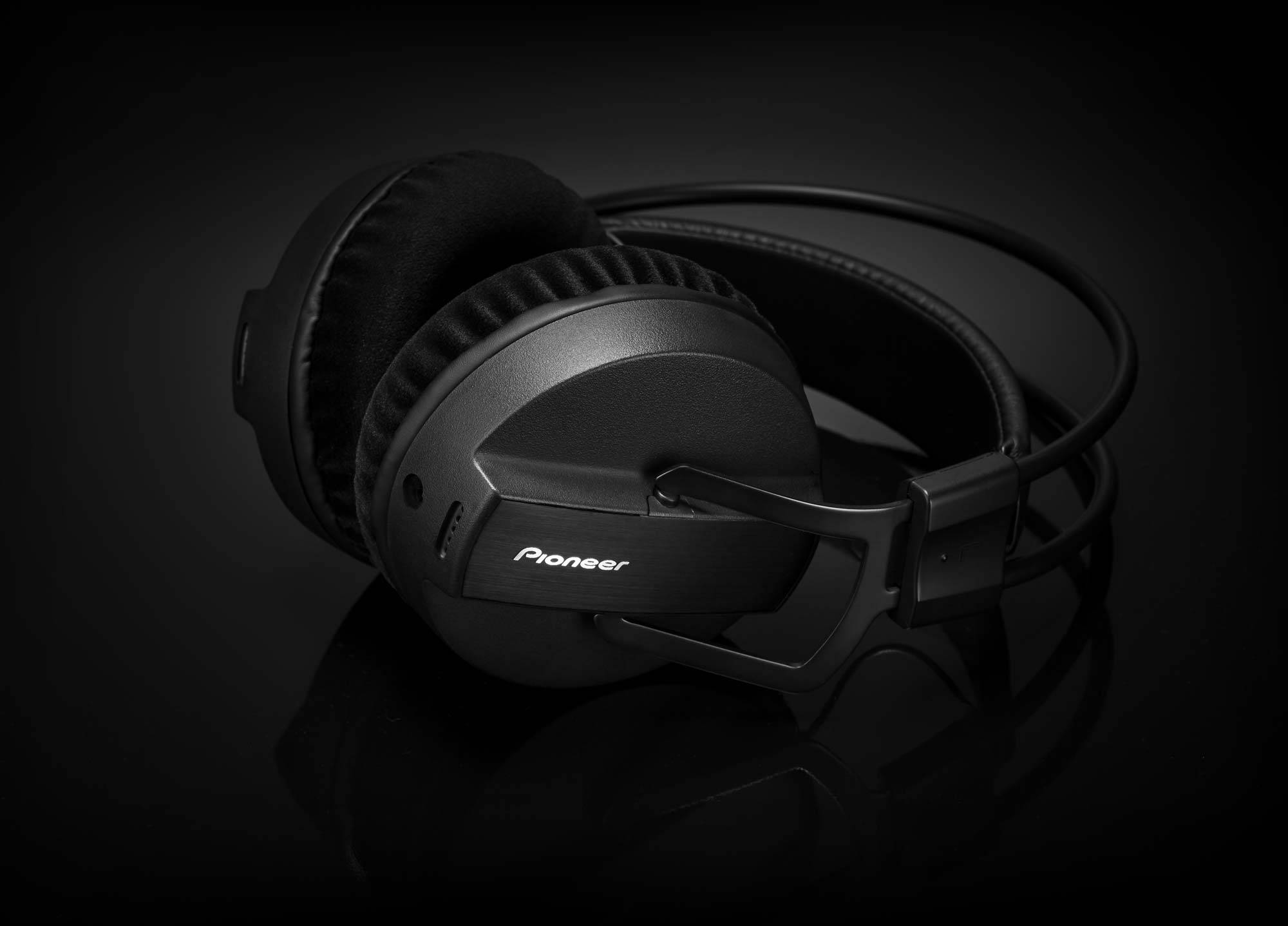 Pioneer DJ MRM-7 Studio headphones NAMM 2015 (7)