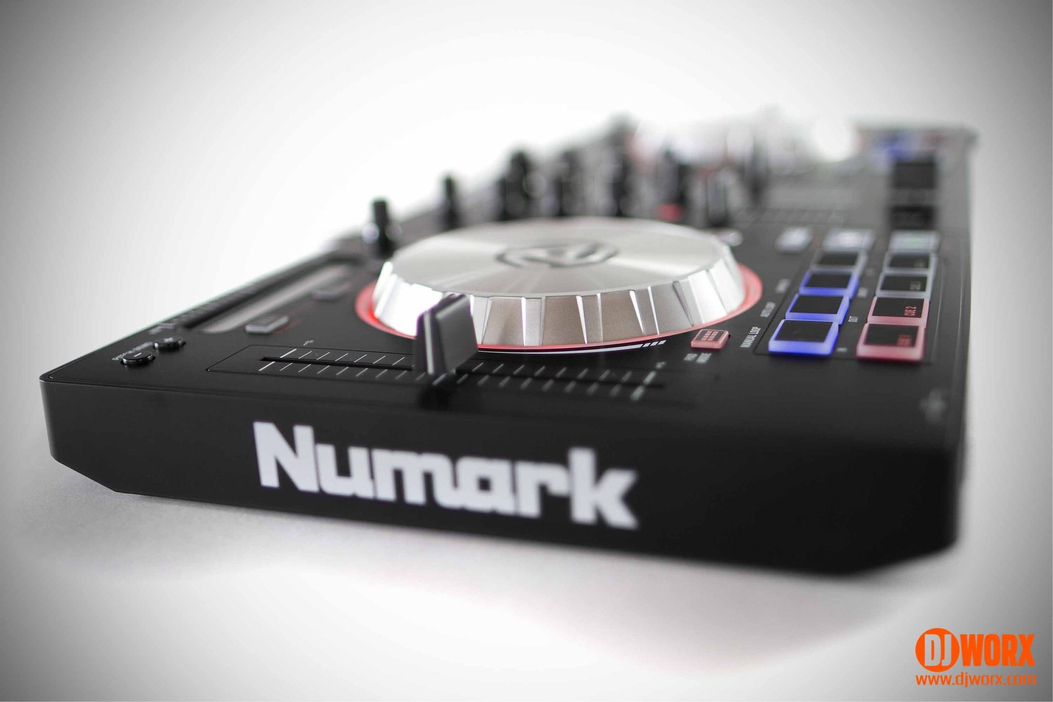 Numark Mixtrack Pro 3 serato DJ Intro controller review (1)