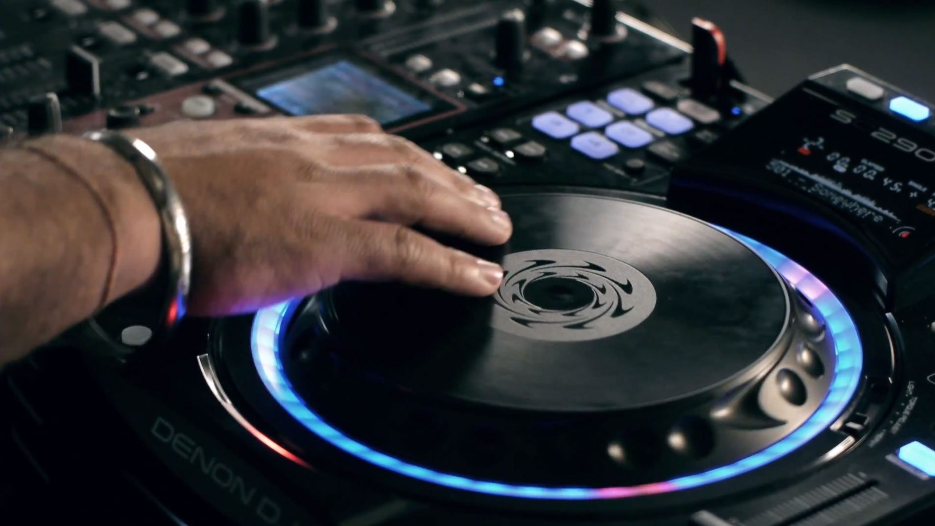 The Denon DJ SC2900 - finally real (Video)
