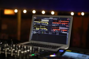 MixVibes Cross 2.4 4 channel 4 deck sampler HID (6)