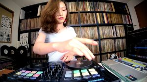 dj sara reloop beat pad 2 djay pro scratching