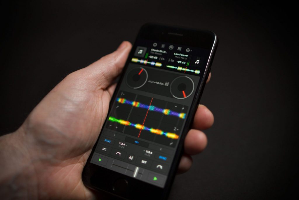 Honey I shrunk the app — djay Pro for iPhone DJWORX