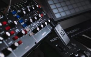 Natus One wireless mobile DJ headphones kickstarter (8)